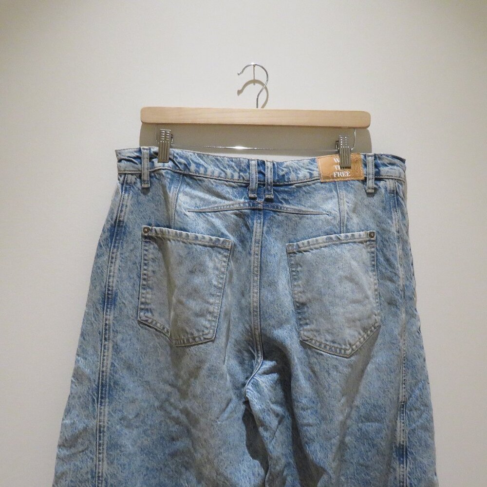FREE PEOPLE WE THE FREE Good Luck Mid Rise Barrel Jeans Ultra Light Beam 31S - Picture 11 of 16